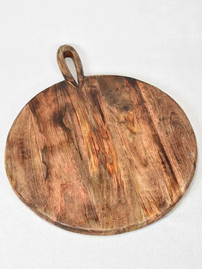 Round cutting board with leaf shaped handle 14½"