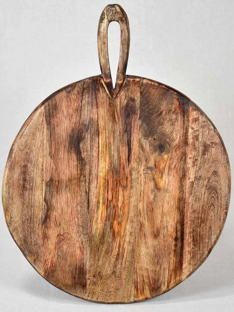 Round cutting board with leaf shaped handle 14½"